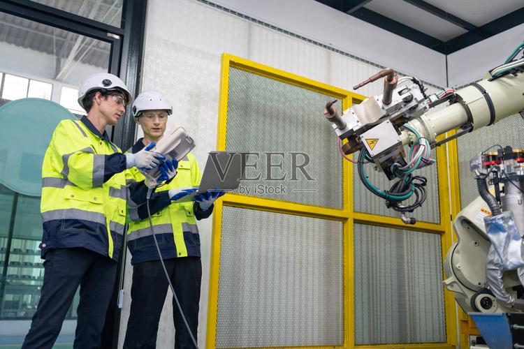 智能工厂的守护者 自动化机器臂系统的幕后团队